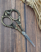Load image into Gallery viewer, Antique Gold Scissors
